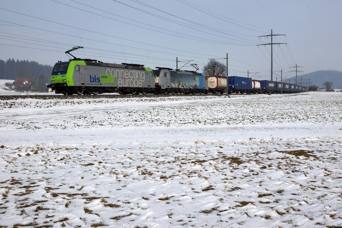 BLS: Doppeltraktion bestehend aus 485 001-2 und 186 105 bei Bettenhausen am 28. Januar 2017.
Foto: Walter Ruetsch 