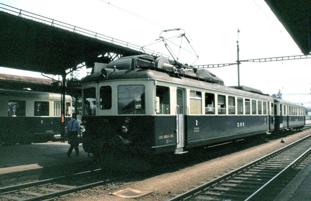 BLS-Gruppe GBS ABDe 2/8 Nr.704 Triebwagen, Motorfahrzeug voraus in Spiez am 28.07.1980. Inbetriebsetzung 1938; L�P 42,10 m; Dienstgewicht 64t; Leistung 480 PS; V max 110 kh/h.