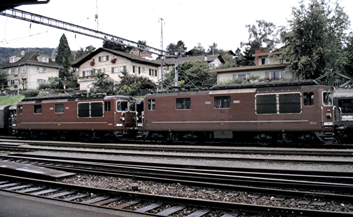 BLS Re 4/4 Nr.163 und eine weitere in Spiez am 09.09.1980.