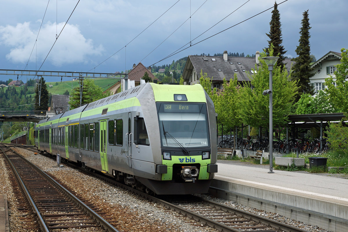 BLS: RE Luzern-Bern mit RABe 535  LÖTSCHBERGER  in Langnau im Emmental am 14. Mai 2016.
Foto: Walter Ruetsch