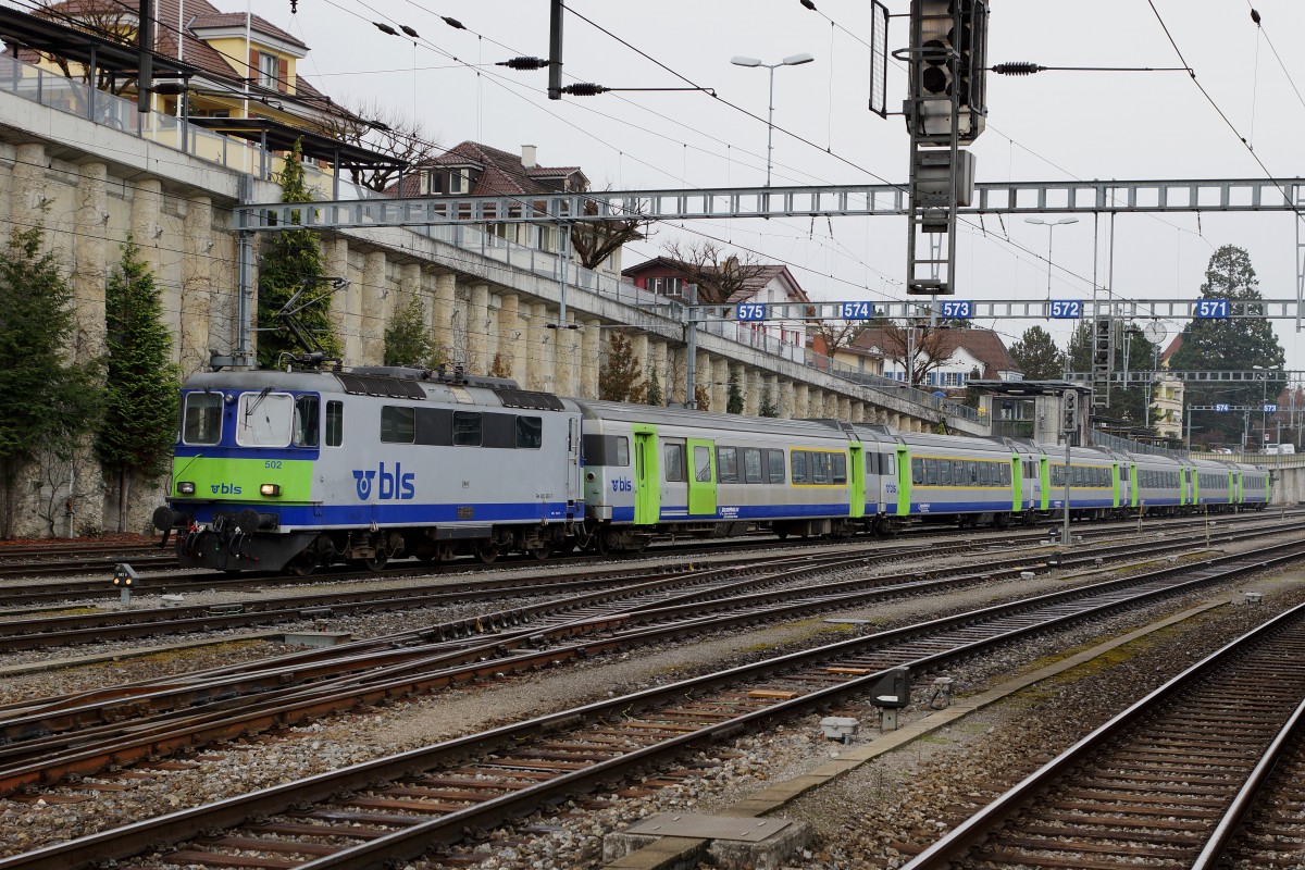 BLS: Seit dem Fahrplanwechsel 2015 verkehren EW III Pendel mit Re 420 (ehemals SBB) auf der Golden-Pass-Strecke. Reservependel mit der Re 420 502-7 in Spiez am 2. Januar 2016.
Foto: Walter Ruetsch