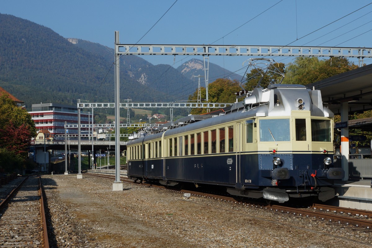 BLS: Sonderzug mit dem  BLAUEN PFEIL  BCFe 4/6 736 beim Zwischenhalt in Grenchen Nord am 1. Oktober 2015.
Foto: Walter Ruetsch