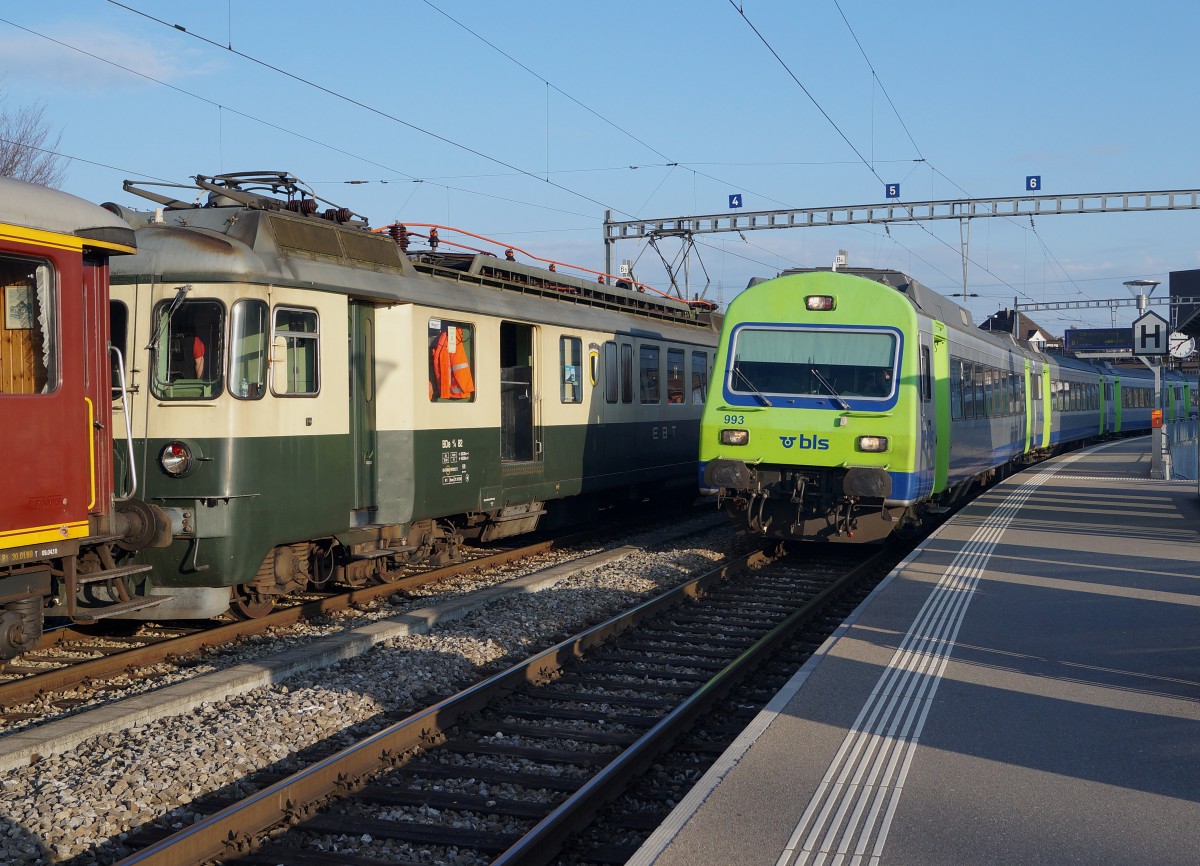 BLS/DBB/EBT: Mit dem WHISKI TRAIN quer durchs Seeland. Ueber das Wochenende vom 18./19. April 2015 fand die 7. Ausgabe des legendären Whiskytrains statt. Die 10 historischen Personenwagen die bei verschiedenen Vereinen zusammengetrommelt werden mussten, wurden dieses Jahr von der DBB Eb 3/5 Nr. 5810 ehemals SBB gezogen, weil die VHE 64518 noch immer abgestellt ist infolge einer umfangreichen Revision. Am Zugsschluss wurde der grüne EBT BDe 4/4 82 (ex SOB) angehängt um Umfahrungen zu vermeiden. Diese Aufnahme einer Begegnung mit einem BLS RE ist am 19. April 2015 in Kerzers entstanden.
Foto: Walter Ruetsch 