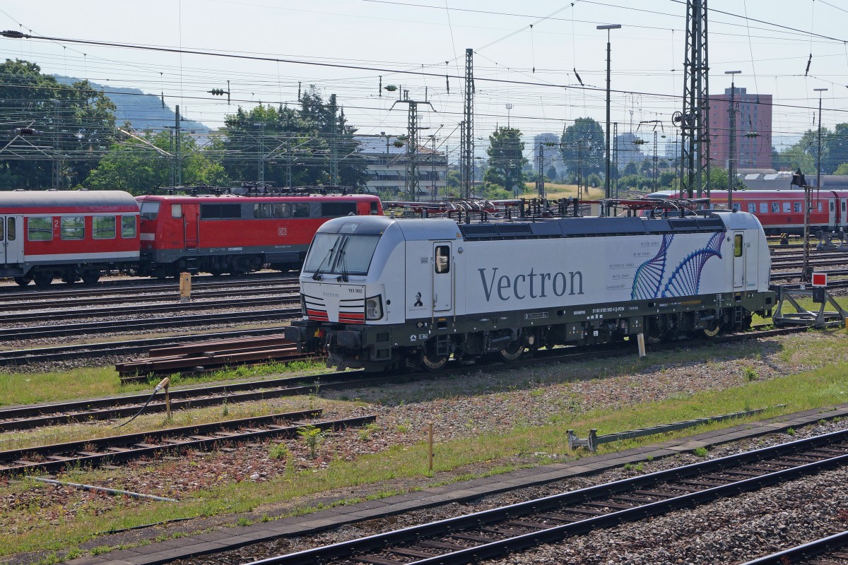 BR 6193: Am 12. Juni 2015 war die Siemens Vectron 6 193 902  als seltener Gast  in Basel Badischer Bahnhof auf einem nicht zugänglichen Geleise abgestellt. Zum grossen Glück steht neben dem Bahnhofsareal ein Parkhaus.
Foto: Walter Ruetsch