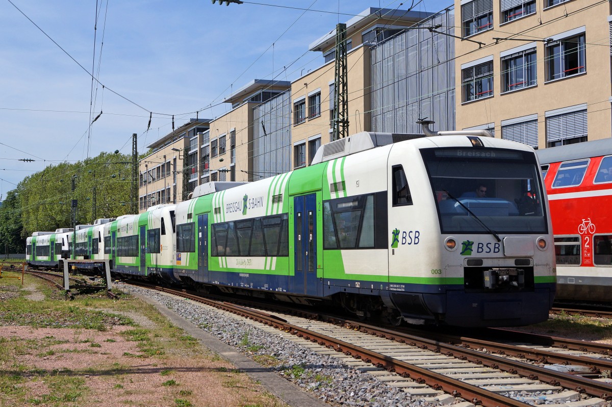 BSB: Die Regio-Shuttle RS 1 von Stadler der Breisgau S-Bahn verkehren auf den Strecken Freiburg-Breisach und Freiburgs-Elzach. Die Aufnahme eines Vierwagenzuges ist am 28. Mai 2015 in Freiburg im Breisgau entstanden.
Foto: Walter Ruetsch 