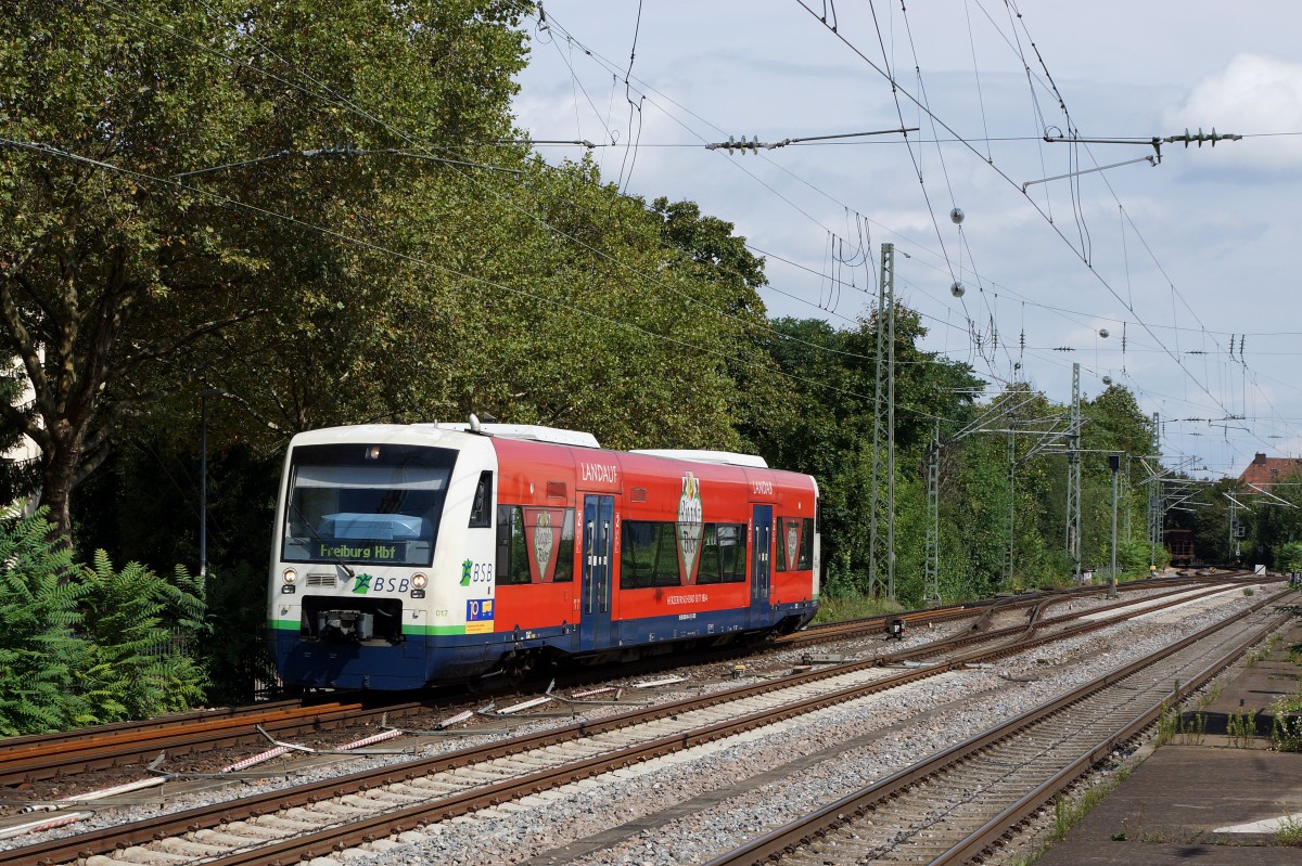 BSB: Die Regio-Shuttle RS 1 von Stadler der Breisgau S-Bahn verkehren auf den Strecken Freiburg-Breisach und Freiburgs-Elzach. Der  SOLO-TRIEBWAGEN  017 mit der Werbeaufschrift  LANDAUF LANDAB RIEGEL-BIER  bei der Einfahrt in den Bahnhof Freiburg im Breisgau am 3.September 2015.
Foto: Walter Ruetsch 