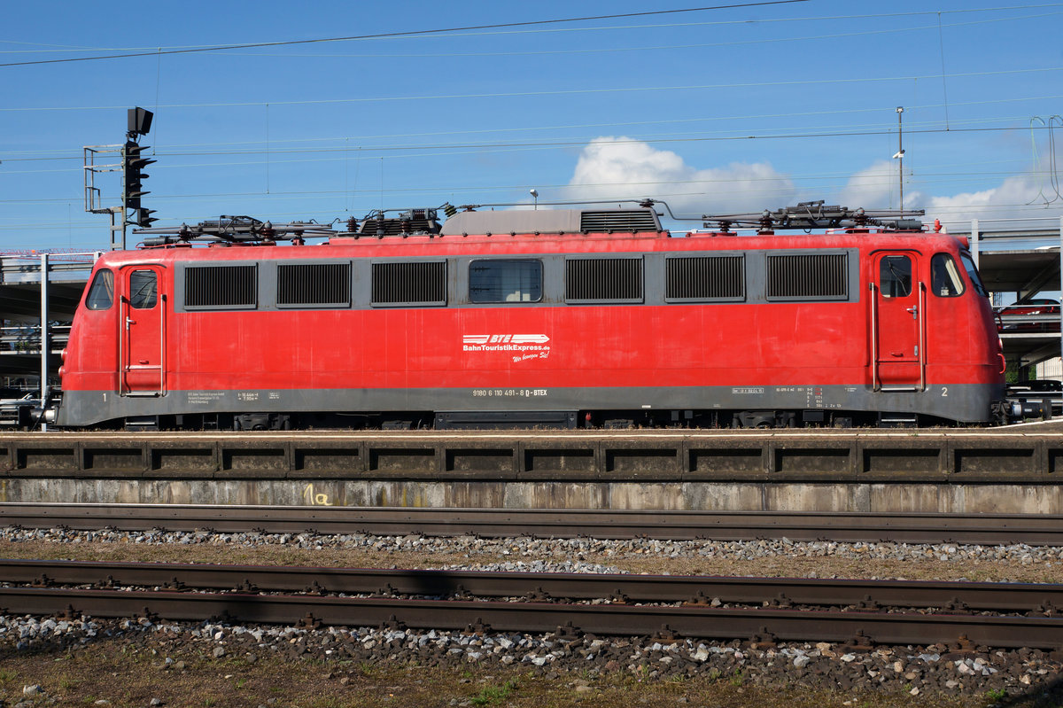 BTE/DB: In Basel Badischer Bahnhof konnten am Freitag den 20. Mai 2016 drei verschiedene abgestellte Altbauloks der DB verewigt werden.
Dabei handelte es sich um die eher seltene 110 491-8 von Bahn Touristik Express, ehemals DB, die 111 095 (ohne N-Wagen ?) sowie die 181 211-4. Da leider bei solchen speziellen Situationen die Motivwahl für Aufnahmen sehr beschränkt ist, handelt es sich hier um nicht alltägliche Dokumentationen!.
Foto: Walter Ruetsch  