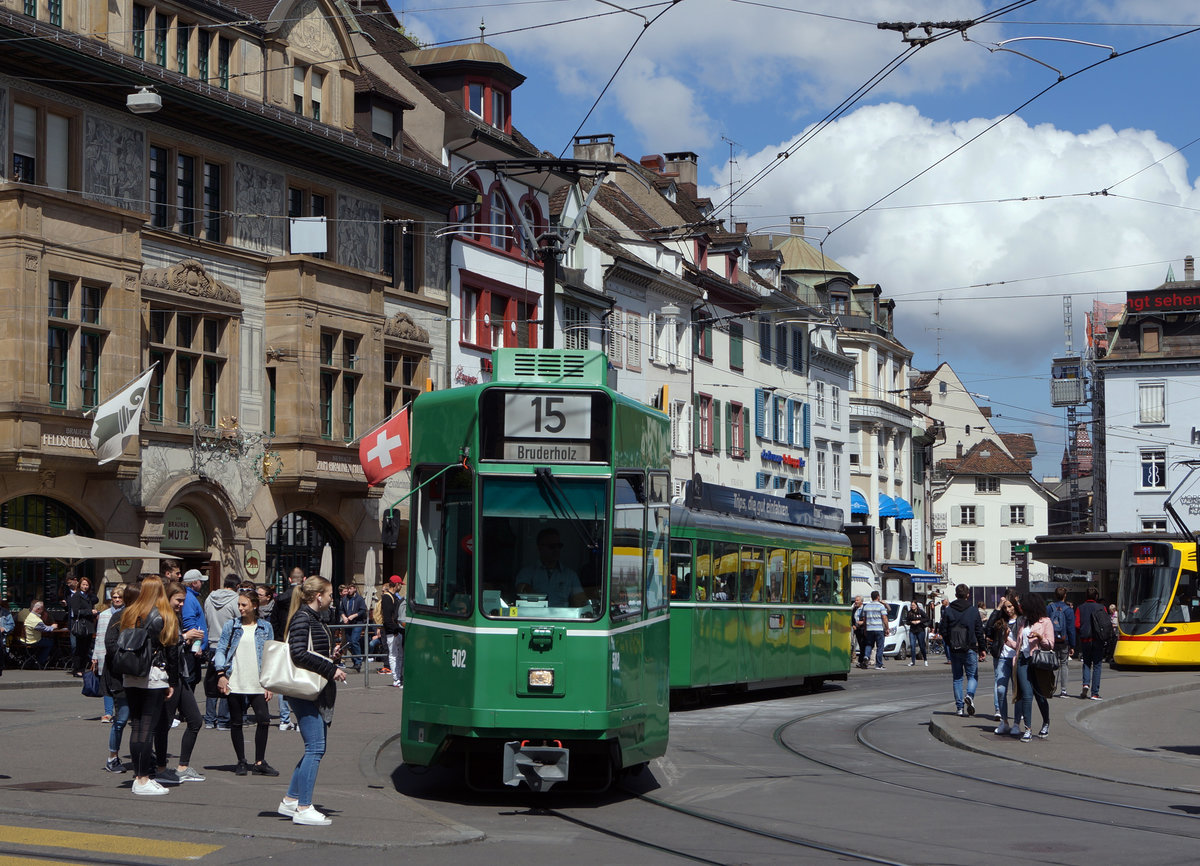 BVB: Be 4/4 502 + B auf der Lienie 15 bei der Ausfahrt der Haltestelle Barf�sserplatz am 5. Mai 2017.
Foto: Walter Ruetsch