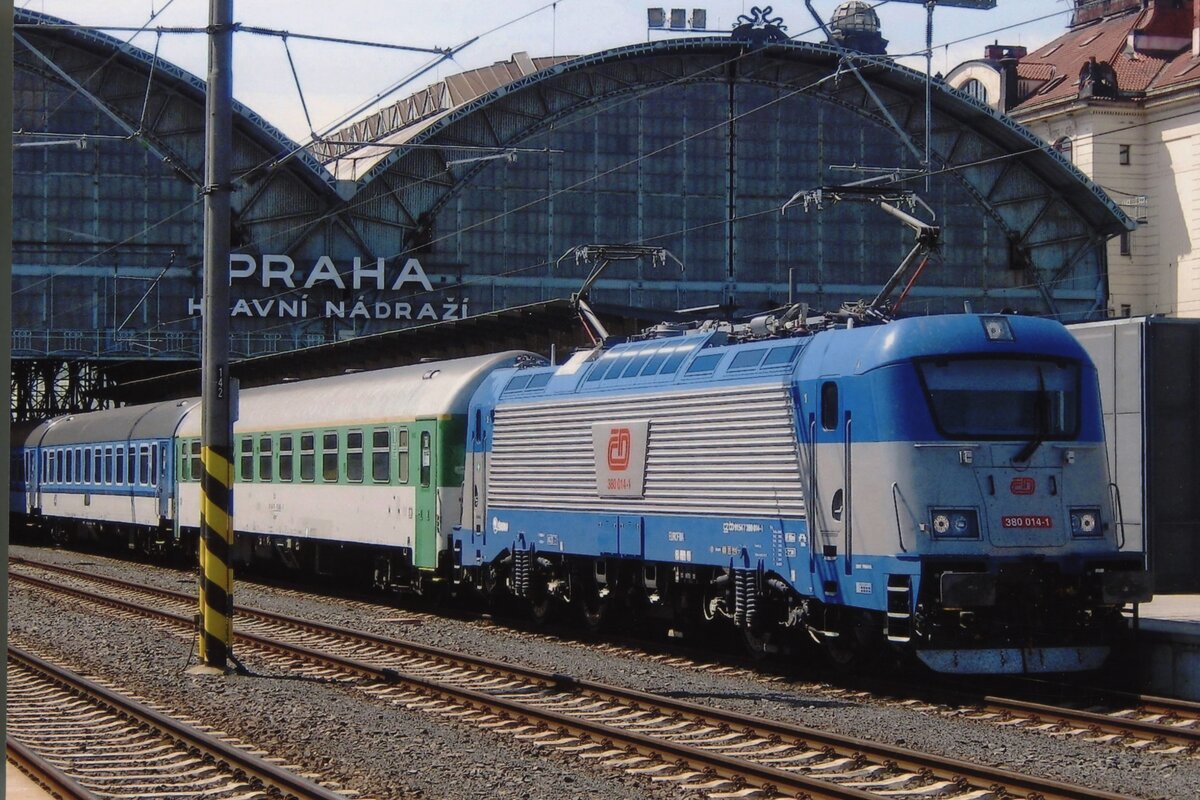 CD 380 014 steht am 6 Mai 2011 in Praha hl.n.