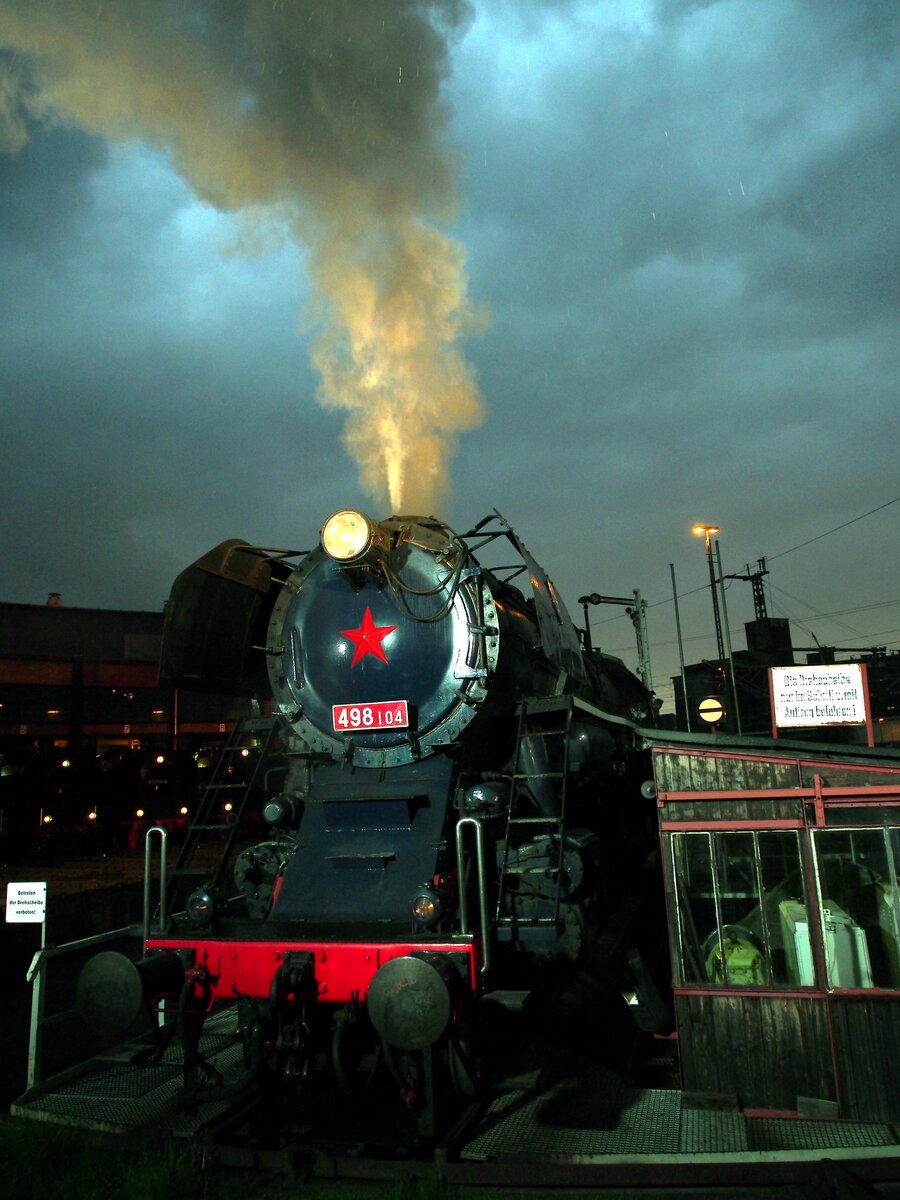 CD 498 104 bei der Nachtfotoparade im Bw Dresden Altstadt beim 8. Dampfloktreffen am 15.04.2016.