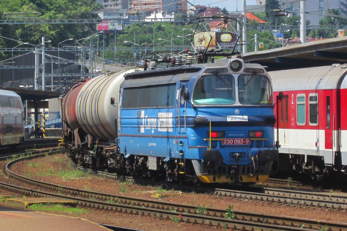 CD Cargo 230 092 schiebt als S�ldner in Dienst von LokoRail- ein Kesselwagen durch Bratislava hl.st. am 2 Juni 2015.
