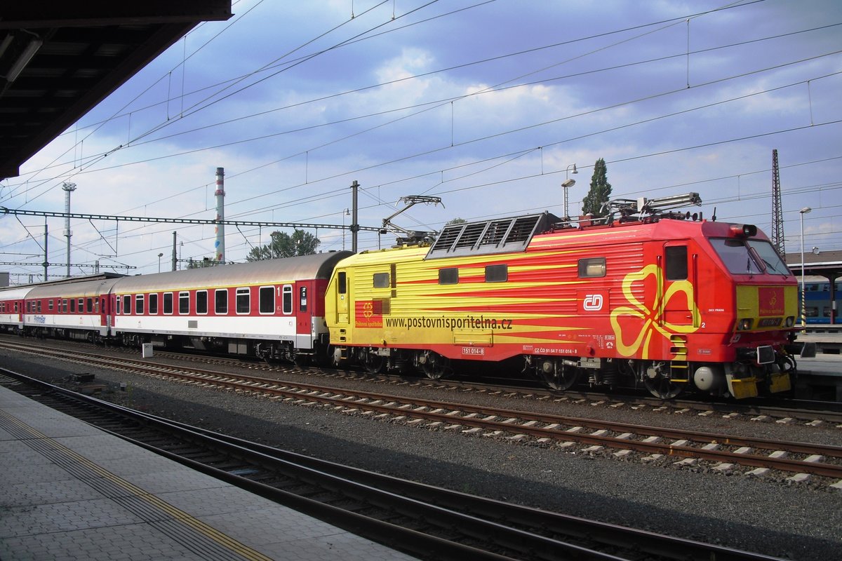 CD Werbelok 151 014 steht am 30 Mai 2012 mit ein EC nach Budapest in Kol�n.