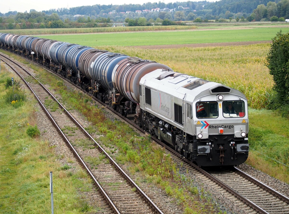 Class 66 DE 671 Rhein Cargo mit Kesselwagenganzzug in Vöhringen am 28.09.2020.