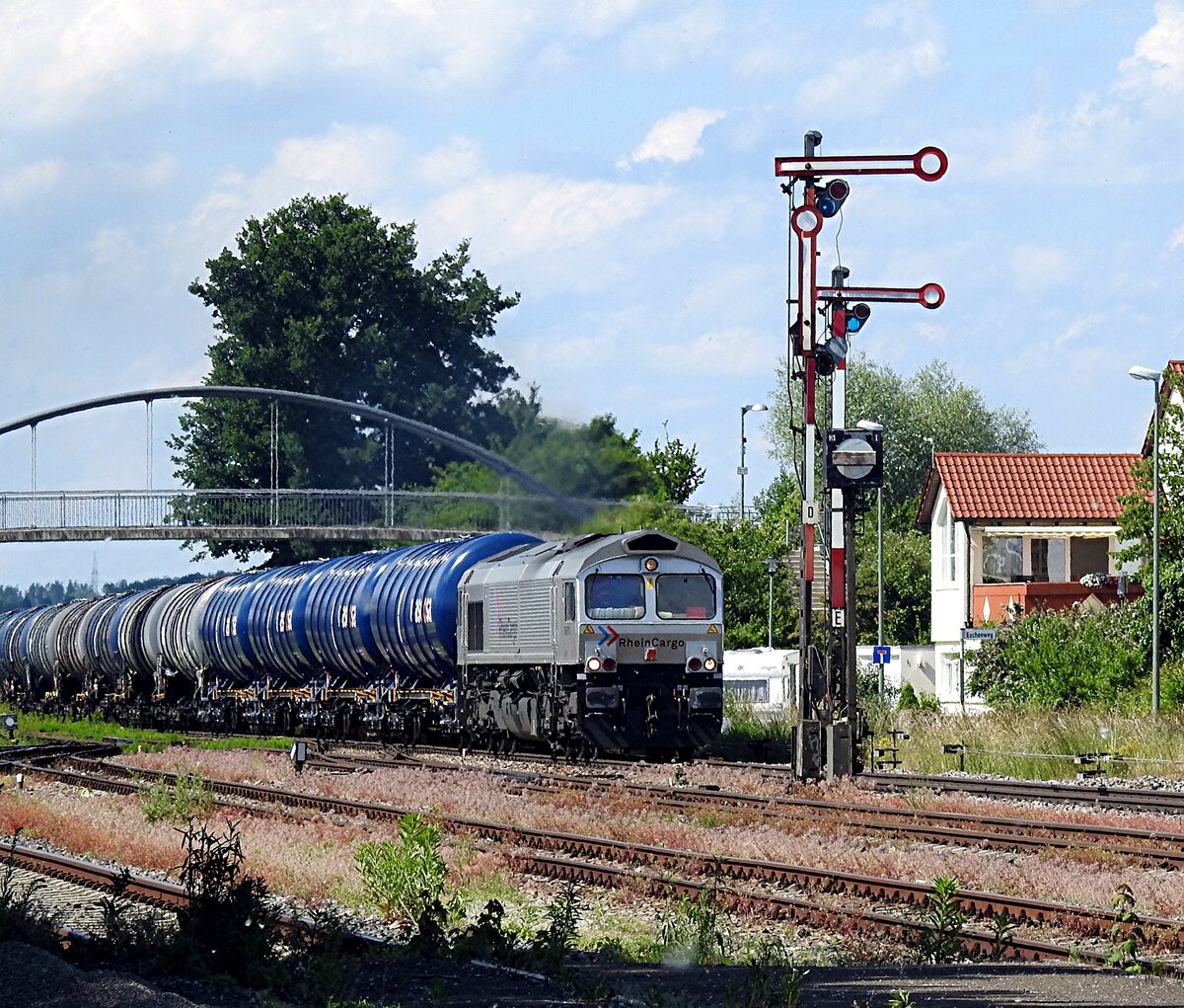 Class 66 der Rhein Cargo mit Tankzug in Vöhringen am 13.06.2019.