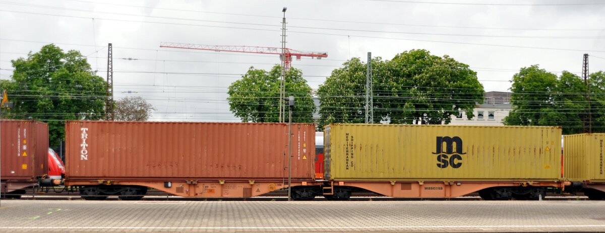 Containerwagen 80 497 713-1 D-RCW Sggrss 733 Wascosa, beladen mit 40 ft Container Triton TCNU 649400 9 45 GI und MSC Mediterraneaa Shipping Co in Ulm am 11.05.2023.