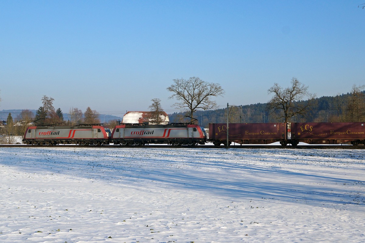 CROSSRAIL: G�terzug mit Doppeltraktion der Baureihe 185 bei Langenthal am 11. Februar 2015.
Foto: Walter Ruetsch