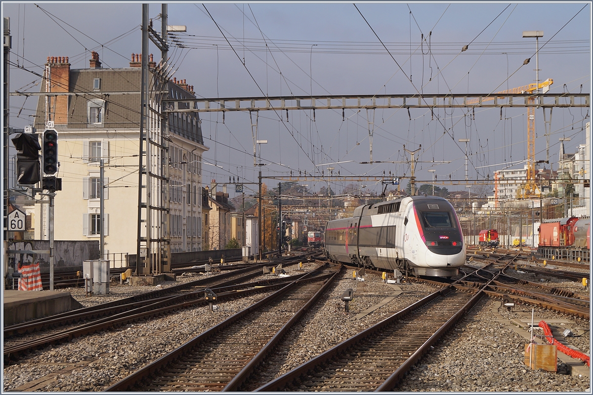 Da Lyria ihre Flotte auf den Fahrplanwechsel von 19 POS auf 15 Euroduplex TGV-Züge umstellt, werden die POS ab Fahrplanwechsel in ein neues Einsatzgebiet versetzt und dazu bereits farblich angepasst: Der  InOui  TGV 4404 ist als TGV Lyria 9261 von Paris an seinem Ziel in Lausanne angekommen und fährt nun bis zur Bereitstellung für die Rückfahrt in die Abstellgruppe.

4. Dezember 2019 