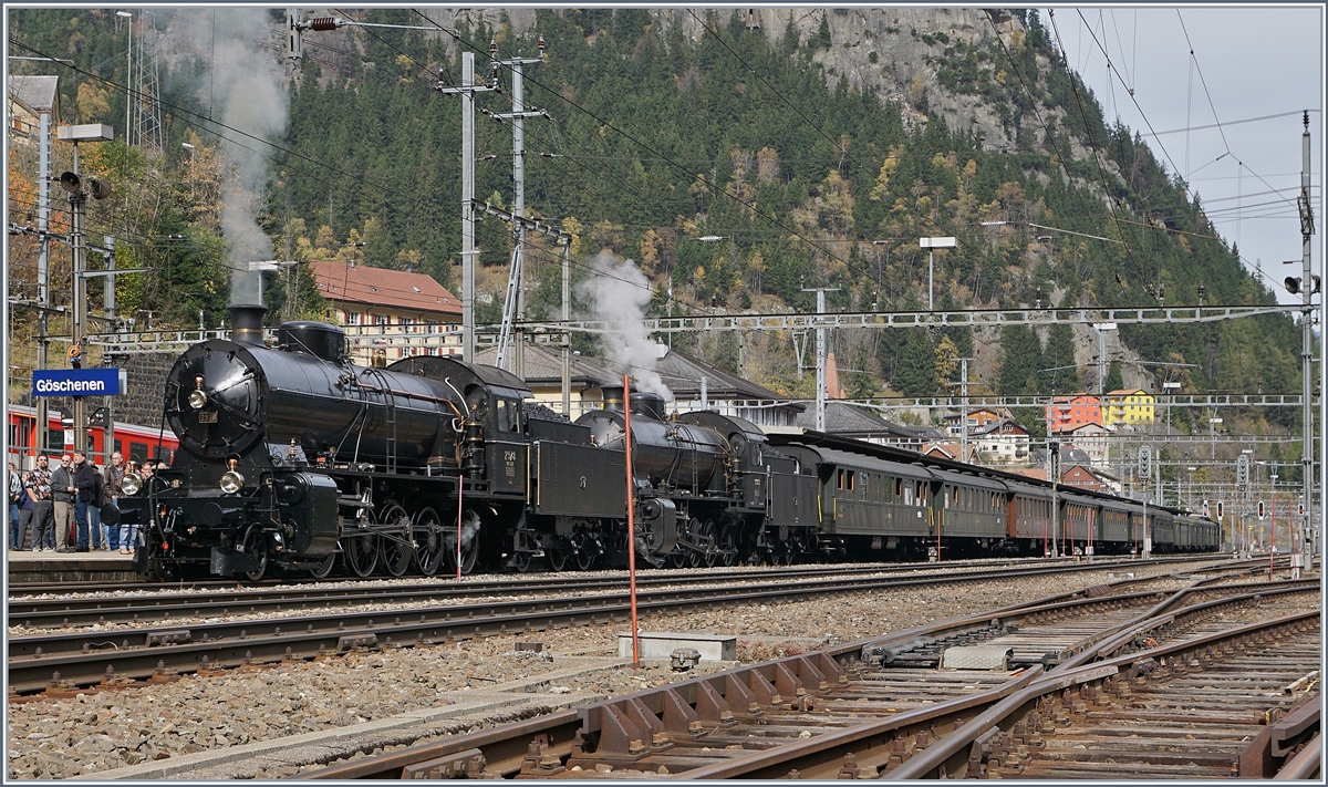 Dampf am Gotthard; immer wieder was besonderes, besonderes, wenn gleich zwei  Elefanten  mit von der Partie sind! 
C 5/6 2978 und 2969 in Göschenen.


21. Okt. 2017