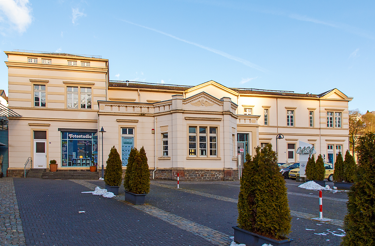 
Das ehemalige Empfangsgebäude vom Bahnhof Kirchen an der Sieg am 08.02.2015 von der Straßenseite. 
Der Bahnhof liegt an Strecken-km 120,7 der Siegstrecke (KBS 460) und war zudem früher Ausgangspunkt (km 0,0) der  ehemaligen Asdorftalbahn (Bahnstrecke Kirchen - Freudenberg).