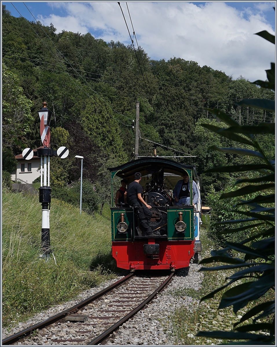 Das eigentliche Motiv, die Hippsche Wendescheibe zeigt sich in der Fahrtstellung etwas  sparsam  und die von Kraus unter der Fabriknummer 4278 im Jahre 1900 an die Ferrovie Padane gelieferte Kastenlokomotive G 2/2 N° 4 macht von dieser Seite ein etwas ungewohntes Bild.  Doch sind dies nicht Gründe genug, dieses Bild gerade deshalb zu zeigen?

Blonay, den 16.Julu 2020