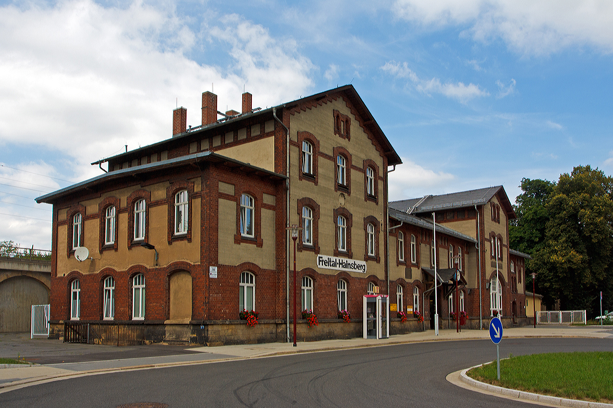 
Das Empfangsgebäude vom Bahnhof Freital-Hainsberg an der Bahnstrecke Dresden–Werdau (KBS 510 - Albertbahn), zudem auch Ausgangspunkt der dampfbetriebenen 750mm-schmalspurigen Weißeritztalbahn, hier am 26.08.2013.