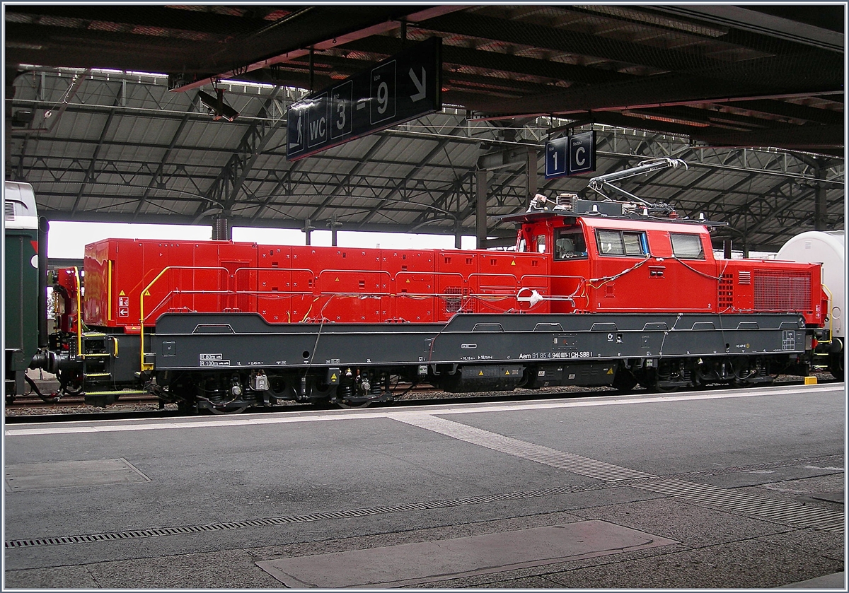 Das  Gefährt  an vierter Stelle im sonderbaren Zug entpuppte sich als Aem 940 001 (UIC 9185 4 940 001-1 CH SBBI) auf Testfahrt.
Lausanne, den 16. Mai 2018