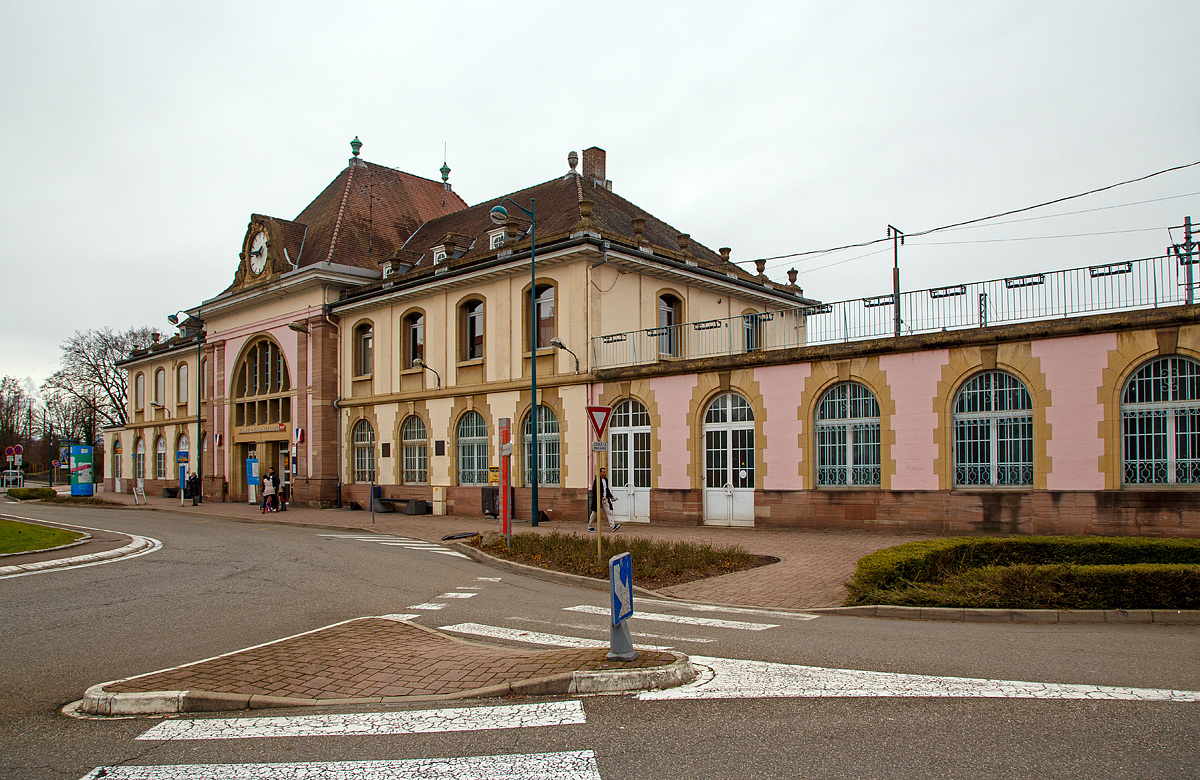 
Das gepflegte Empfangsgebäude vom Gare de Saint-Louis (Haut-Rhin) am 29.12.2017. Der Bahnhof (Gare) Saint-Louis (deutsch Sankt Ludwig) in der Region Grand Est (bis 2015 Elsass) liegt an der Bahnstrecke Strasbourg–Basel. Er wurde 1940 eröffent, das heutige Empfangsgebäude vom Typ  Villa  wurde im Jahr 1910 fertiggestellt. 
Seit dem 10. Dezember 2017 fährt die Basler Tramlinie 3 der BVB auch bis zum Bahnhof Saint-Louis, sie endet man westlichen Eingang des Bahnhofes.