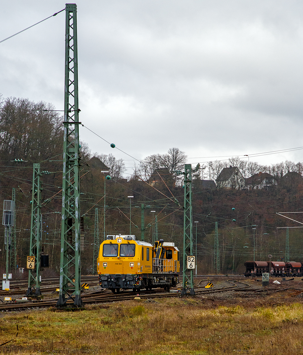Das Gleisarbeitsfahrzeug „Hummel“ 746 014 (99 80 9110 014-4 D-DB), ein neues Plasser & Theurer GAF (MISS-Plattform) der DB Netz AG (Netz Instandhaltung) verl�sst am 18.01.2022 den Rbf Betzdorf (Sieg) und f�hrt gleichdrauf  in Richtung Siegen. Zuvor stand es im Rbf, es kam wohl �ber die Hellertalbahn aus Richtung Herdorf und bevor es �ber die Siegstrecke in Richtung Siegen weiterfahren konnte, musste es erst den planm��igen Personenverkehr abwarten.

Das Gleisarbeitsfahrzeug (GAF) wurde 2019 von Plasser & Theurer in Linz (�sterreich) unter der Fabriknummer 6702 gebaut.
