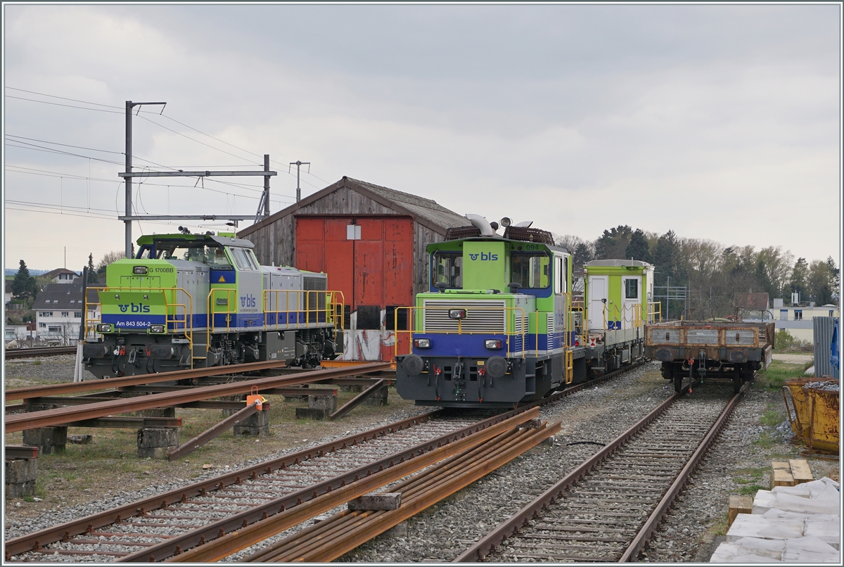 Das Grenchen Nord eine BLS Station ist, hört man nicht nur an den Durchsagen vor der Zugseinfahrt, sondern kann man auch sehen wenn bei Bauarbeiten BLS Loks auf ihren nächsten Einsatz warten. Im Bild links, leider etwa verdeckt die BLS Am 843 504 und rechts der hier stationierte BLS Tm 235 094 (Tm 98 85 5235 094-0 CH-BLSN). 

18. April 2021