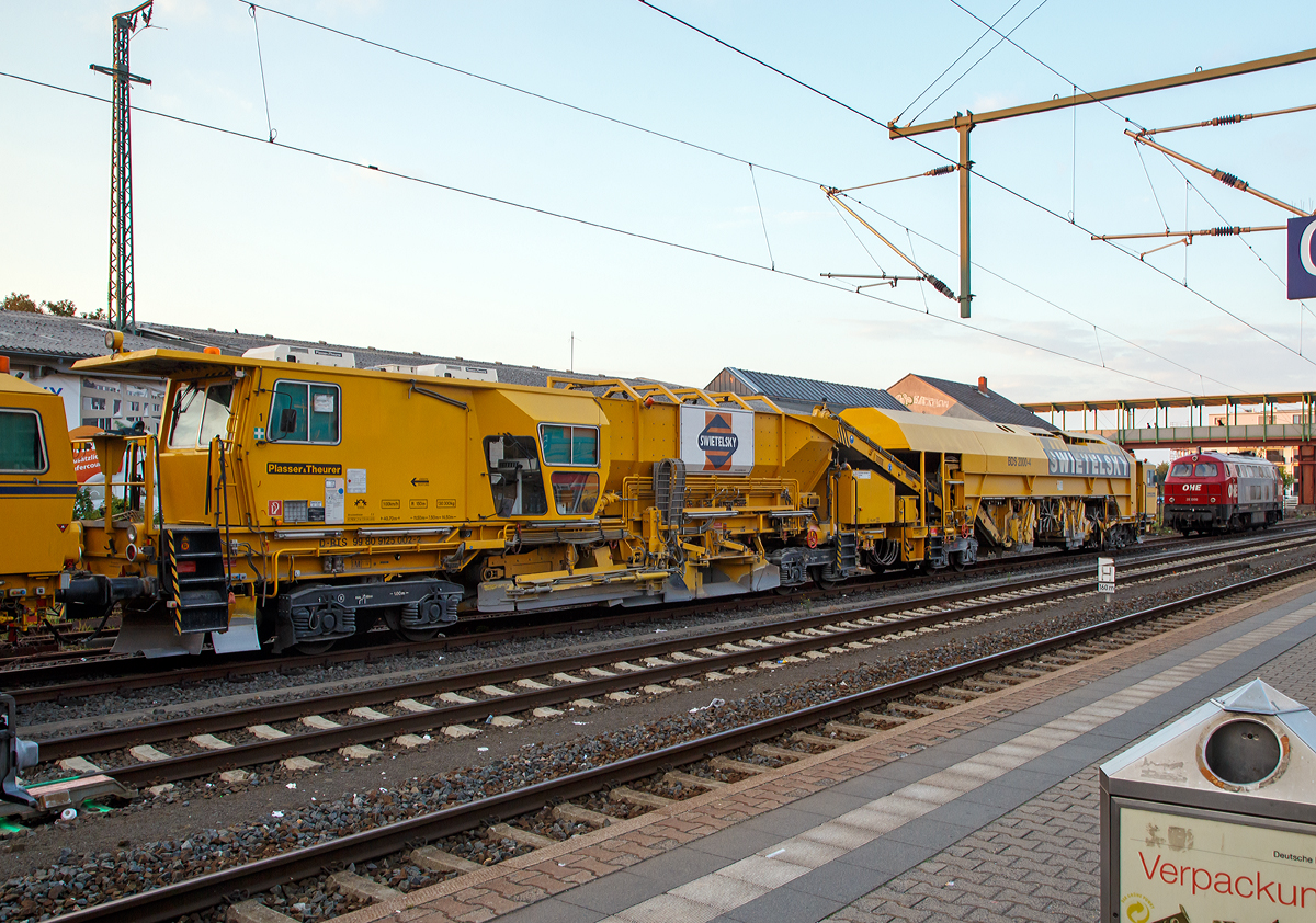 
Das Plasser & Theurer  Schotterbewirtschaftungssystem BDS 2000-4 (eine Schotterverteilmaschine), Schweres Nebenfahrzeug Nr. D-RTS 99 80 9125 002-2, der SWIETELSKY Baugesellschaft m.b.H., eigestellt über RTS Rail Transport Service GmbH, steht mit einer P&T Unimat 09-32/4 Dynamic am 23.09.2016 im Bahnhof Gießen.

Das BDS 2000-4 wurde 2011 von Plasser & Theurer  unter der Maschinen Nummer 913 gebaut und an SWIETELSKY geliefert.

Das BDS 2000 bietet die Möglichkeit von Schottermanagement mit höchster Kapazität. Die Ressource Schotter wird damit wirtschaftlich verwendet. Die Maschine ist in ihrer Leistung auf kontinuierlich arbeitende Stopfmaschinen abgestimmt.

Zum Erreichen der nötigen Hebewerte bei Instandhaltungsarbeiten muss bei jeder Schwelle die passende Schottermenge vorhanden sein. Mit dem BDS 2000-4 kann vorhandener oder vorgelagerter Schotter genutzt und bei Bedarf gezielt verlagert werden.

Das BDS (Ballast Distribution System) nutzt vorhandene Ressourcen auf einzigartige Weise. Im Zuge des Schotterplanierens nimmt es überschüssigen Schotter auf und speichert diesen. Bei Schottermangel wird der gespeicherte Schotter über Verteilschächte sowie zwei schwenkbare Förderbänder im Gleis verteilt. Im Rahmen der Durcharbeitung kann dadurch der Neuschotterbedarf um bis zu 60 % reduziert werden. 

TECHNISCHE DATEN:
Spurweite: 1.435 mm (Normalspur)
Achsanzahl: 8 in 4 Drehgestellen
Länge über Puffer: 40.700 mm
Drehzapfenabstände: 11.500 / 7.050 / 14.500 mm
Achsabstand im Drehgestell: 1.800 m	
Eigengewicht: 130,3 t
Zuladung: 40 t
Antriebsleistung: 480 kW	
Höchstgeschwindigkeit Eigenfahrt und geschleppt: 100 km/h
Min. Kurvenradius: 150 m
Zul. Streckklasse: C2 oder höher
Zur Mitfahrt zugel. Personen: 6
