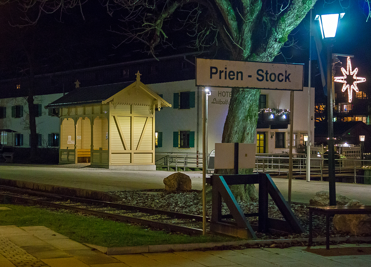 
Das schöne Wartehäuschen der Chiemsee-Bahn in Prien-Stock, am Abend des 27.12.2016. Nur leider fährt im Winter meist keine Bahn. 