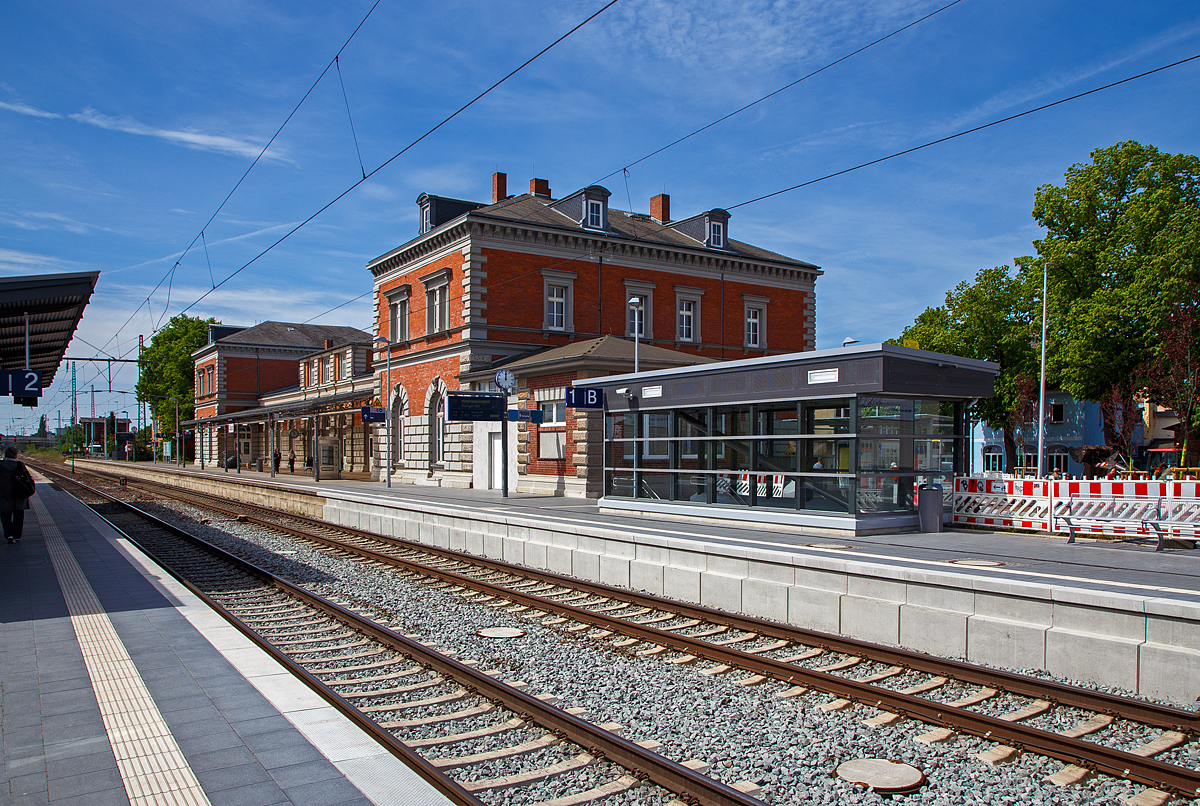 Das sehr schöne Empfangsgebäude vom Bahnhof Bützow am 16.05.2022 von der Gleisseite.

Der Bahnhof Bützow in der gleichnamigen Stadt Bützow im Landkreis Rostock in Mecklenburg-Vorpommern wird im Nah- und Fernverkehr bedient. Er liegt an der Bahnstrecke Bad Kleinen–Rostock (KBS 100) und ist Ausgangspunkt der Bahnstrecke (KBS 175) Bützow–Pasewalk–Szczecin Główny (Stettin Hbf / Pommern / Polen). Mit dem RE 4  Stadttore-Linie  (Lübeck – Bützow – Güstrow – Pasewalk – Szczecin) besteht auch eine direkte Verbindung nach Stettin (Polen), die Fahrzeit von Bützow beträgt 3 Stunden und 24 Minuten.

Der Bahnhof befindet sich 1,7 Kilometer südöstlich des Stadtzentrums nahe dem Warnowta. Nordöstlich verläuft der durch Gleise überbrückte Bützow-Güstrow-Kanal auf seinen letzten Metern vor der Mündung in die Warnow.

Das repräsentative Empfangsgebäude wurde im Stil der Neorenaissance im Jahr 1879 erbaut. Es besitzt zwei zweigeschossige Ecktürme und einen eingeschossigen Mittelteil mit Mittelrisalit. Es liegt westlich der Gleise. Gleis 1 befindet sich direkt am Gebäude, Gleis 2 und 3 an einem Mittelbahnsteig, der durch einen Fußgängertunnel zu erreichen ist. Beide Bahnsteige sind überdacht. Der Bahnhof ist durch Erhöhung der Bahnsteige und Einbau von einem Aufzug seit Oktober 2021 barrierefrei. Östlich der Bahnsteige befinden sich weitere, nicht für den Personenverkehr genutzte Bahngleise. Im Rahmen des Vorhabens „Spurplananpassung südöstlicher Bahnhofsbereich Bützow“ plant die Deutsche Bahn, eine Reihe dieser Gleise zurück zu bauen.