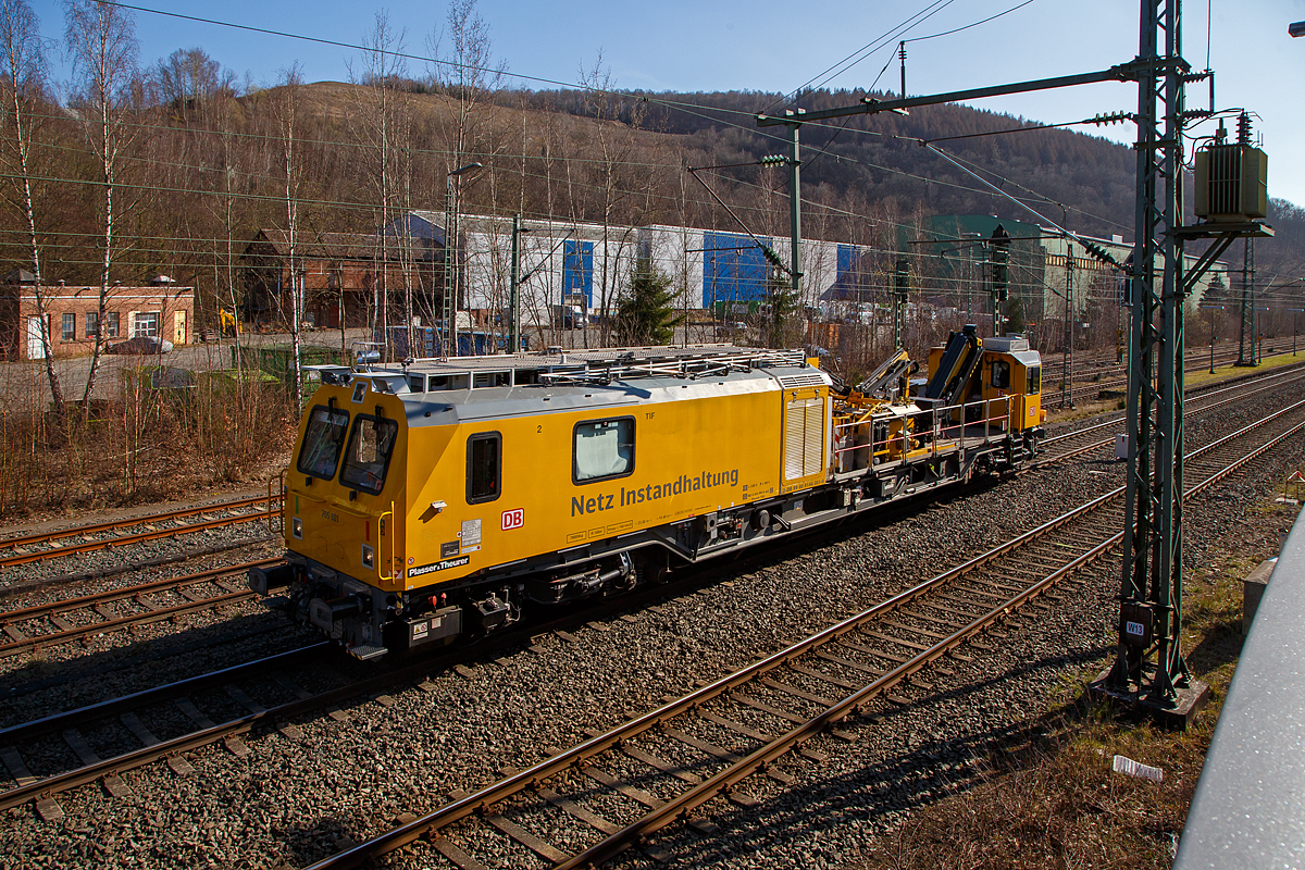 Das Tunnelinspektionsfahrzeug TIF 705 101 (Schweres Nebenfahrzeug Nr.99 80 9146 001-9 D-DB) der DB Netz AG fährt am 24.03.2021 durch Niederschelden in Richtung Siegen.

Das TIF 705 101 wurde 2016 von Plasser & Theurer in Linz (A) unter der Fabriknummer 6358 gebaut und an die DB Netz AG geliefert. 

Diese TIF der BR 705.1, eine neue Generation von Instandhaltungsfahrzeugen der DB Netz AG die von Plasser & Theurer entwickelt und gebaut werden, sie werden auch als Multifunktionales Instandhaltungsfahrzeug (MISS) bezeichnet. Grundgedanke für diese Fahrzeuge ist ein Einsatz über die verschiedenen Gewerke hinaus, dass heißt, dass die Fahrzeuge zum einen als herkömmliche Gleisarbeitsfahrzeuge, andererseits aber auch für die Tunnelinstandhaltung (TIF) und als Schneeräumfahrzeug Verwendung finden. Einige der Fahrzeuge werden auch mit ECTS ausgestattet, um auch Aufgaben der Streckeninstandhaltung auf der neuen Schnellfahrstrecken zu können. 

Das Tunnel-Inspektionsfahrzeug TIF verfügt über insgesamt drei Kräne deren Reichweite bis zu 14,5 m beträgt. Die geräumige, elastisch gelagerte und schallisolierte Kabine hat ein begehbares Dach mit ausfahrbarem Geländer.
 
TECHNISCHE DATEN: 
Spurweite: 1.435 mm
Länge über Puffer:  23.000 mm  
Drehzapfenabstand:  15.400 mm  
Achsstand im Drehgestell: 2.500 mm  
Lauf- und Treibraddurchmesser: 920 mm
Eigengewicht:  76,5 t
Nutzlast: 1,5 t
Bremse  KB C-KE-PR-H mZ (D) 130 t P 80 t
Höchstgeschwindigkeit  140 km/h 
Anhängelast: 50 t 
Zur Mitfahrt zugel. Personenanzahl: 10 
Kleinster befahrbarer Gleisbogen: R=150m
Zul. Streckenkasse: C2 oder höher
Sonstiges: Einsatz auf Steilstrecken genehmigt
