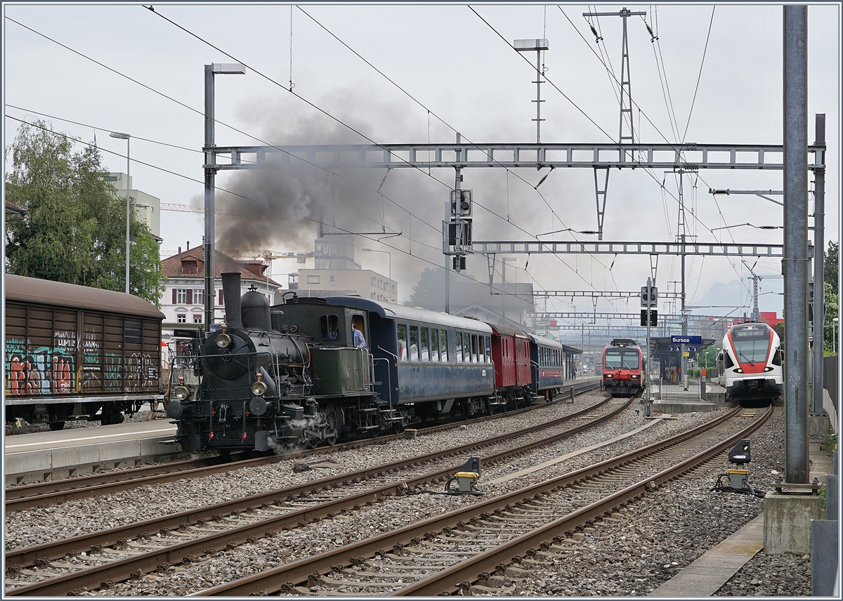 Das war knapp, der Flirt im Hintergrund scheint zwei noch recht weit zu sein, ist aber sehr spurtstark, so dass ich fürchtet, er fahre mir mein Motiv zu: die ST E 3/3 N° 5 mit ihrem Dampfzug nach Triengen bei der Ausfahrt in Sursee.

24. Juni 2018
