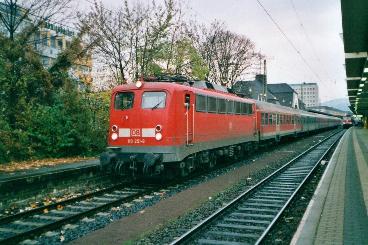 DB 110 251 verlässt am 13 Jänner 2000 Koblenz Hbf.