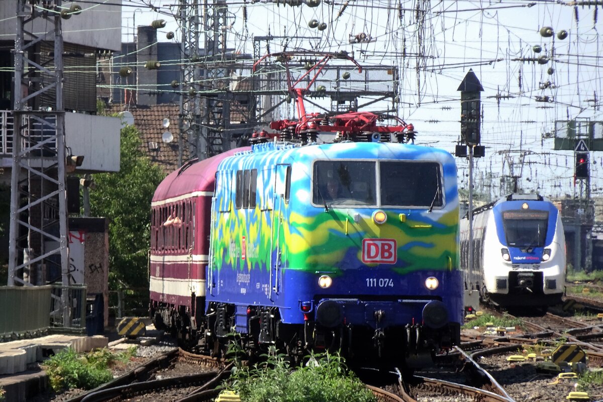 DB 111 074 zieht der Herzerather am 22 Mai 2022 ins K�lner Hbf.