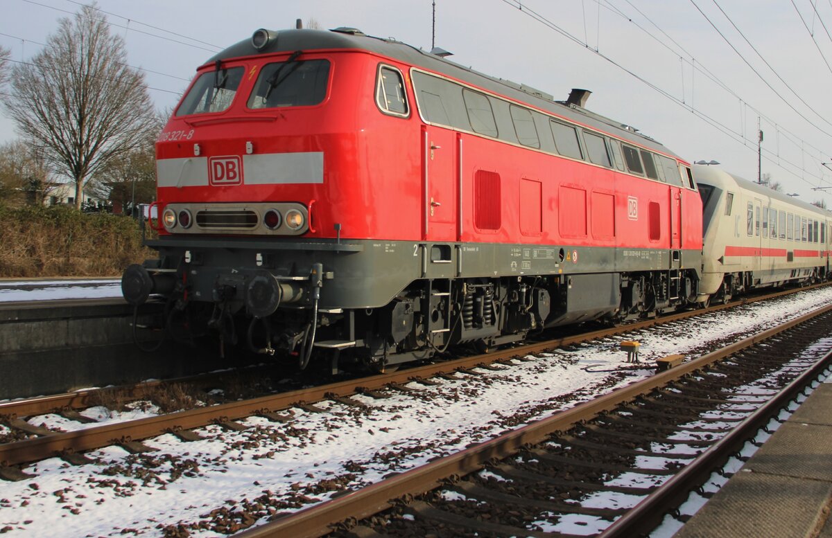 DB 218 321 hat sich vor der IC nach Westerland (Sylt) gesetzt in Itzehoe, 15 Februar 2026. Ab 1 Mai 2026 sollen die Einsätze von 218er vor IC-Züge auf die Marschbahn vorbei sein.