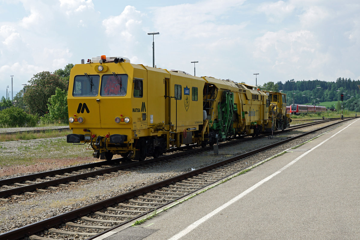 DB: Am 2. Juni 2017 konnten in Kempten innert kurzer Zeit gleich drei verschiedene Fahrzeuge des Bahndienstes auf der Fahrt fotografiert werden.
Foto: Walter Ruetsch