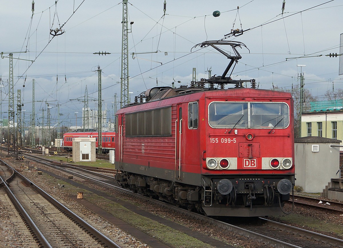 DB: Am 8. Januar 2015 konnte die 155 099-5 ex DDR bei der Durchfahrt auf dem Badischen Bahnhof Basel, wo sie nicht oft zu sehen ist, per Zufall fotografiert werden. Das nennt man Fotografenglück.
Foto: Walter Ruetsch
