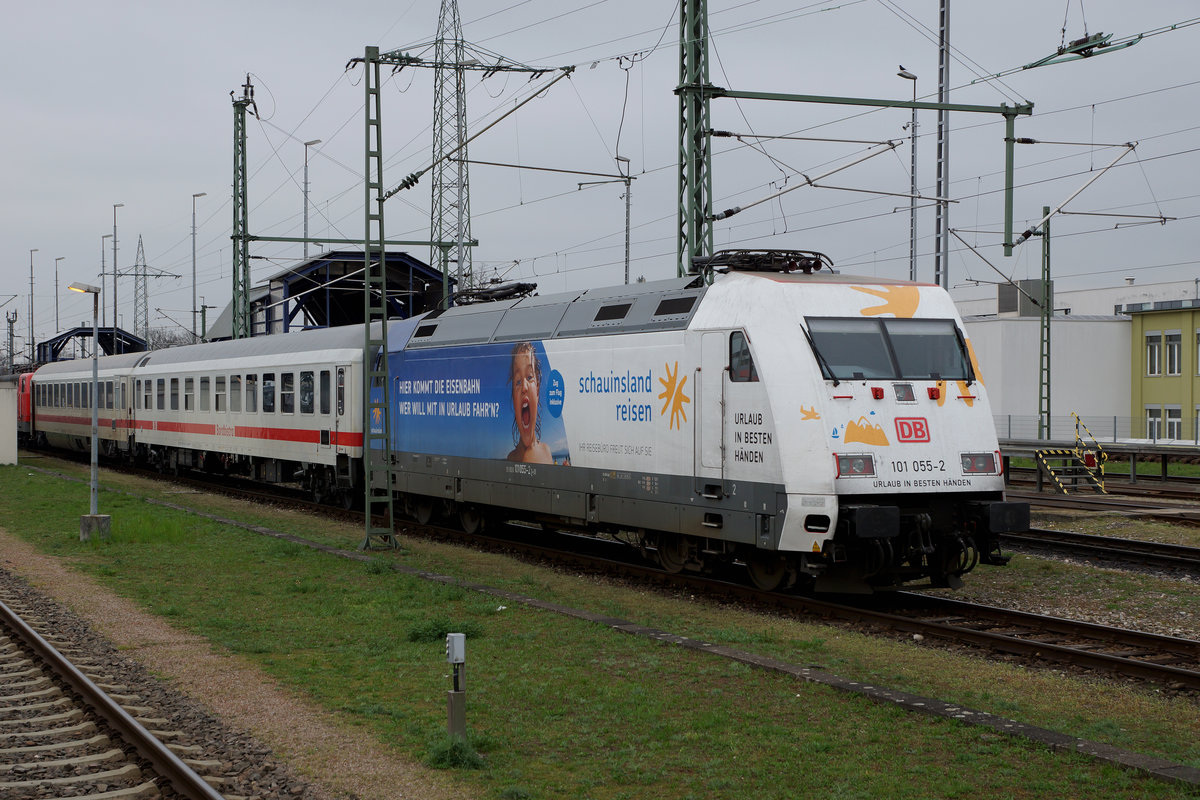 DB: Am Ende des Leichenzuges mit der 181 215-5 wurde am 1. April 2016 die Werbelok 101 055-2 mitfef�hrt.
Foto: Walter Ruetsch