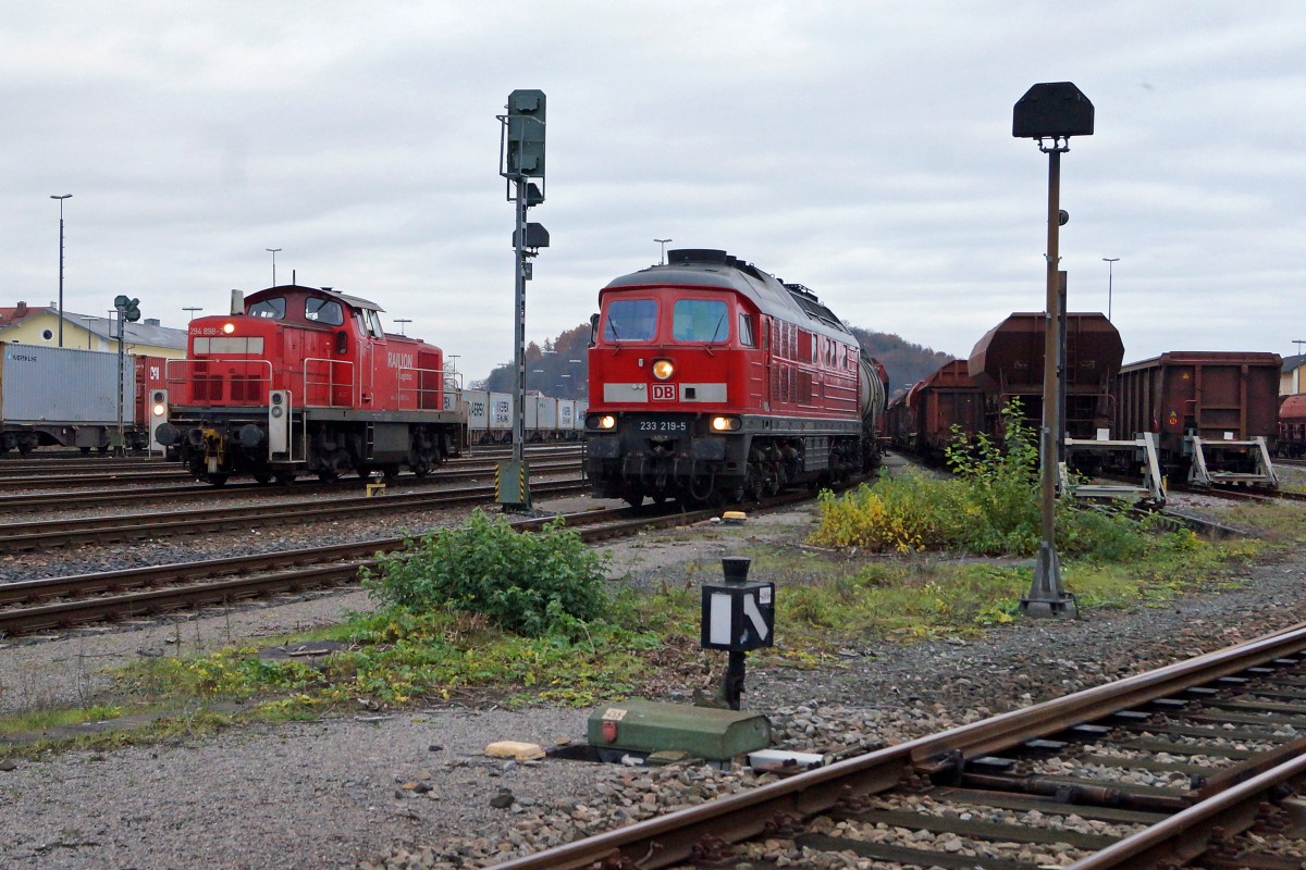 DB: Anl�sslich einer Rangierfahrt der 294 898-2 von RAILION kam es im Rangierbahnhof Schwandorf am 20. November 2014 zu einer Begegnung mit einem f�r die Abfahrt bereit stehenden G�terzug mit der 232 219-5. Trotz eingeschalteter Dieselmotoren musste dieser G�terzug noch sehr lange auf die Abfahrt warten.
Foto: Walter Ruetsch