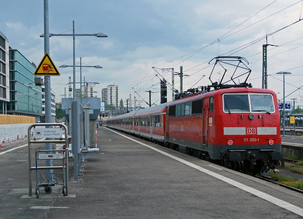 DB BR 111: Auch in Deutschland werden die Fussbalfreunde mit dem ältesten zur Verfügung stehendem Rollmaterial transportiert. Am 25. April 2015 brachte die DB 111 050-1 die Fussbalfans mit einem Sonderzug von Freiburg nach Stuttgart zum Spiel SC Freiburg gegen vFB Stuttgart das mit einem 2:2 endete.
Foto: Walter Ruetsch