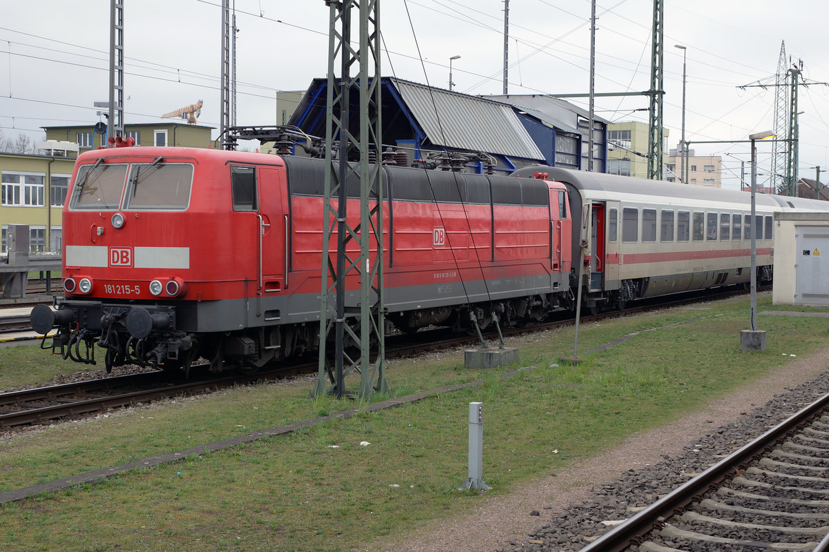 DB: Der Leichenzug in Richtung Freibrug im Breisgau, aufgenommen am 1. April 2016 in Basel Badischer Bahnhof, wurde mit der 181 215-5 gef�hrt.
Foto: Walter Ruetsch