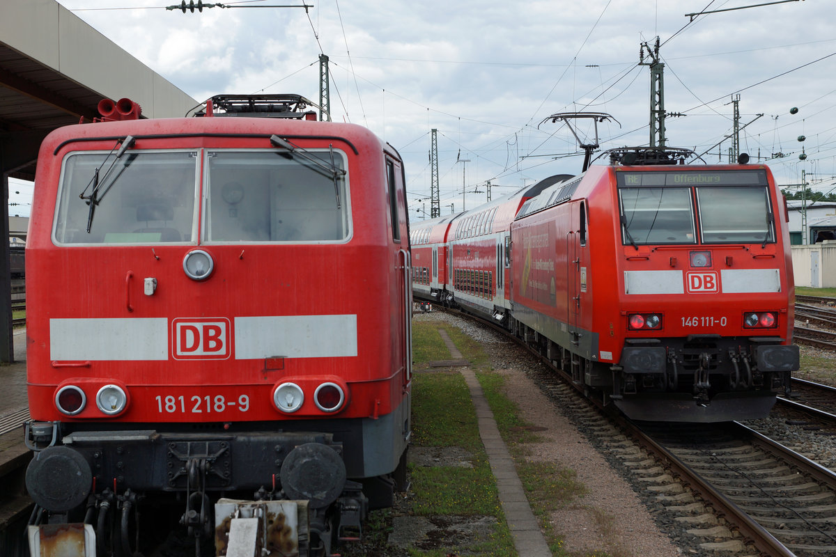 DB: Die Re 181 218-9 auf den n�chsten Einsatz wartend und die Re 146 111-0 mit ihrem RE nach Offenburg in Basel Badischer Bahnhof am 15. Juli 2016.
Foto: Walter Ruetsch