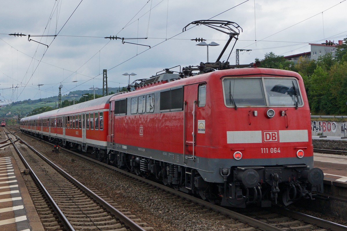 DB: Mit etwas Fotografenglück kriegt man auch in Deutschland noch ab und zu eine ältere stilreine Zugskomposition vor die Linse. Am 23. Juli 2015 schob die 111 064 einen RE vom Badischen Bahnhof Basel nach Offenburg. Die Aufnahme ist bei der Ausfahrt Weil am Rhein entstanden.
Foto: Walter Ruetsch