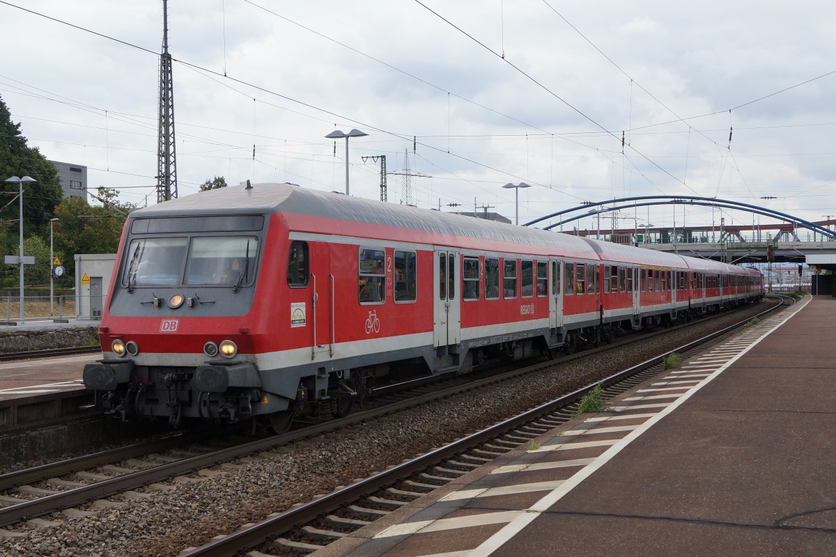 DB: Mit etwas Fotografengl�ck kriegt man auch in Deutschland noch ab und zu eine �ltere stilreine Zugskomposition vor die Linse. Am 23. Juli 2015 schob die 111 064 einen RE vom Badischen Bahnhof Basel nach Offenburg. Die Aufnahme vor der Kulisse der neuen Br�cke f�r die Strassenbahn ist bei der Einfahrt Weil am Rhein entstanden.
Foto: Walter Ruetsch