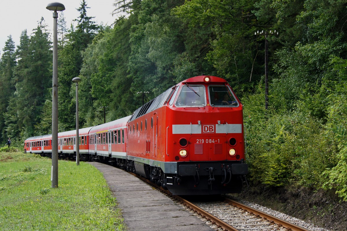 DB: Sonderzug mit der 219 084-1 (ehemals DDR) auf der Schwarzatalbahn unterwegs am 14. August 2010.
Foto: Walter Ruetsch