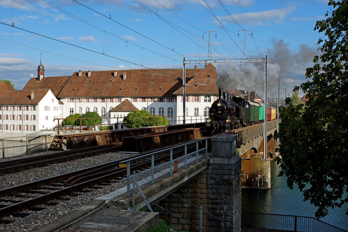 DBB: Der Dampfzug mit der Eb 3/5 5810 /ehemals SBB) auf der Rückfahrt zur Werkstätte Konolfingen nach der allerletzten Aarefahrt Solothurn-Büren vom 6. September 2015. Infolge Geleiseerneuerungsarbeiten auf der Strecke Solothurn-Burgdorf, erfolgte die Rückreise über Biel-Lyss. Die Eb 3/5 5810 mit ihren 5 Wagen wurde im letzten Abendlicht auf der Aarebrücke Solothurn vor der Kulisse des alten Spitals verewigt. Die Eb 3/5 5810 und die 01 202 wurden von der selben Fotostelle aus sowie zur gleichen Zeit aufgenommen.  Ein Vergleich der beiden Aufnahmen zeigt, wie sich der Sonnenstand zwischen den Monaten Mai und September verändert hat. Für die Bahnfotografen heisst das, dass die Fototage langsam kürzer werden ! 
Foto: Walter Ruetsch 