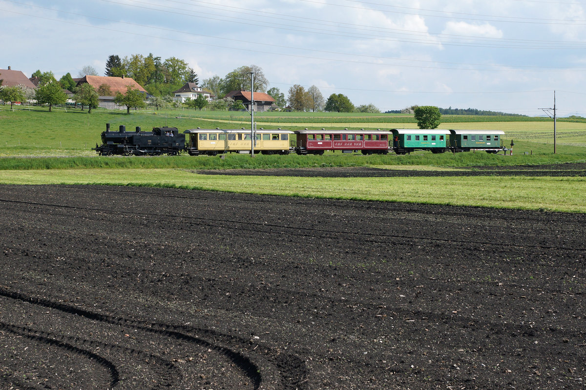 DBB: Der Dampfzug mit der Eb 3/5 5810 /ehemals SBB) + Bi 523 + 524 + C2 +C2 auf der Hinfahrt von der Werkstätte Konolfingen zum Spargelfest Kerzers vom 7. Mai 2016. Der Sonderzug wurde bei Kallnach verewigt.
Foto: Walter Ruetsch