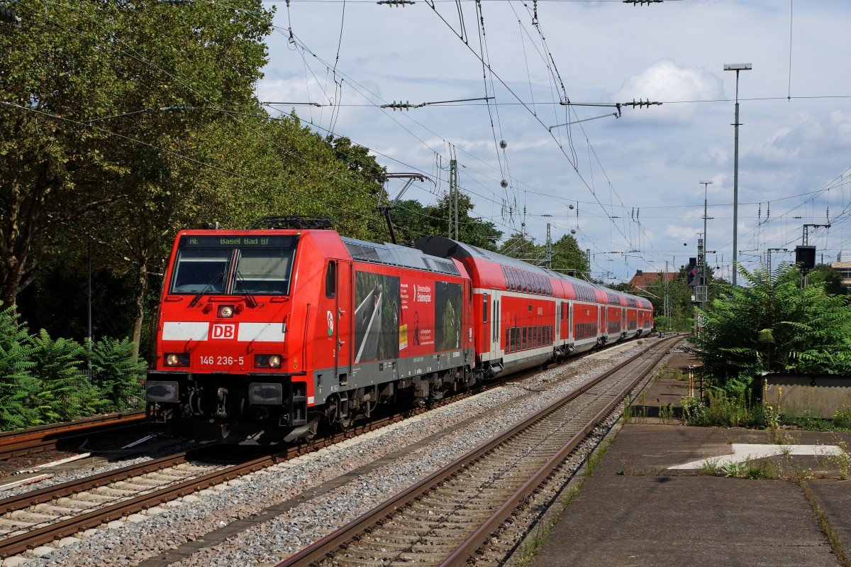 DBB: RE nach Basel Bad Bf mit der 146 236-5 bei der Einfahrt in den Bahnhof Freiburg im Breisgau am 3. September 2015.
Foto: Walter Ruetsch